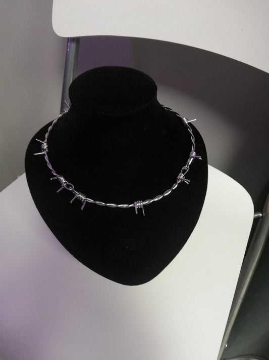 met-deze-prikkeldraad-collar-gemaakt-uit-rvs-draad-heb-je-sowieso-een-uniek-sieraad-om-je-hals-de-prikkeldraad-look-a-like-is-mooi-om-te-zien-maar-is-niet-voorzien-van-scherpe-punten-dus-kan-de-huid-niet-doorprikken-1