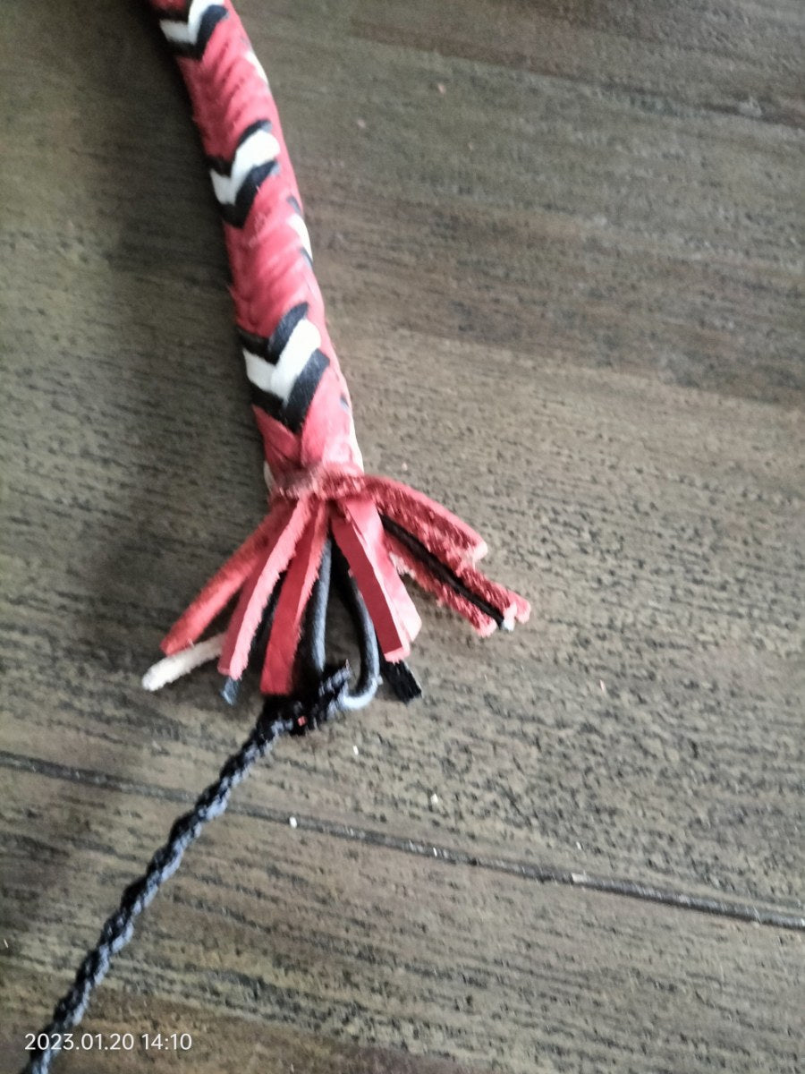deze-lederen-snakewhip-in-zwart-rood-en-wit-leer-combi-is-een-leuke-instapper-voor-wie-graag-met-een-singletail-wil-beginnen-spelen-door-de-combinatie-met-the-english-eye-vervang-je-in-no-time-zo-je-cracker-5