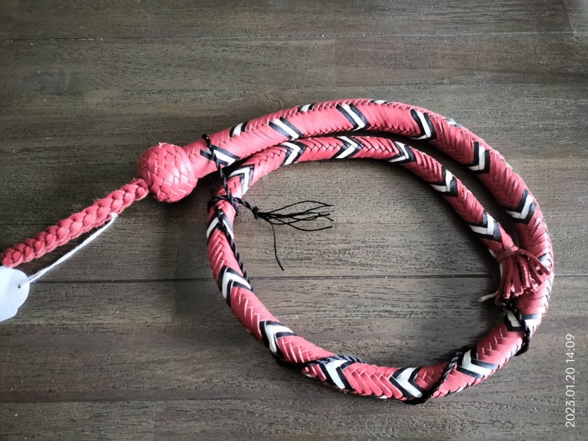 deze-lederen-snakewhip-in-zwart-rood-en-wit-leer-combi-is-een-leuke-instapper-voor-wie-graag-met-een-singletail-wil-beginnen-spelen-door-de-combinatie-met-the-english-eye-vervang-je-in-no-time-zo-je-cracker-1