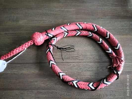 deze-lederen-snakewhip-in-zwart-rood-en-wit-leer-combi-is-een-leuke-instapper-voor-wie-graag-met-een-singletail-wil-beginnen-spelen-door-de-combinatie-met-the-english-eye-vervang-je-in-no-time-zo-je-cracker-1