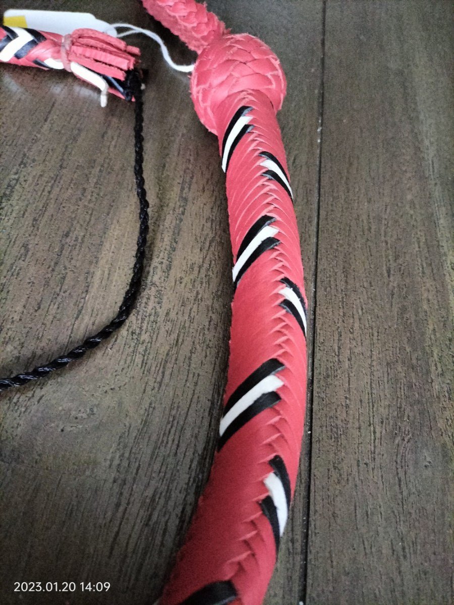 deze-lederen-snakewhip-in-zwart-rood-en-wit-leer-combi-is-een-leuke-instapper-voor-wie-graag-met-een-singletail-wil-beginnen-spelen-door-de-combinatie-met-the-english-eye-vervang-je-in-no-time-zo-je-cracker-4