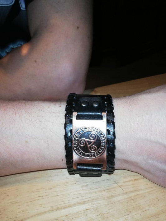 Zwart lederen armband met bronskleurig BDSM logo - SM - speeltjes