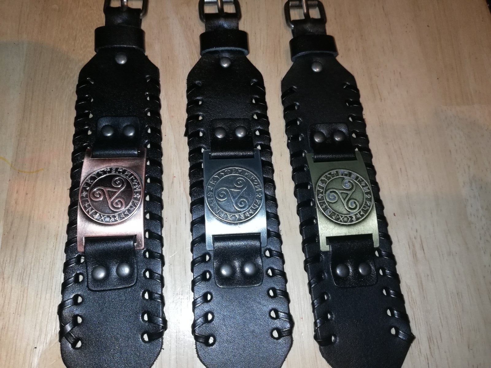 Zwart lederen armband met bronskleurig BDSM logo - SM - speeltjes