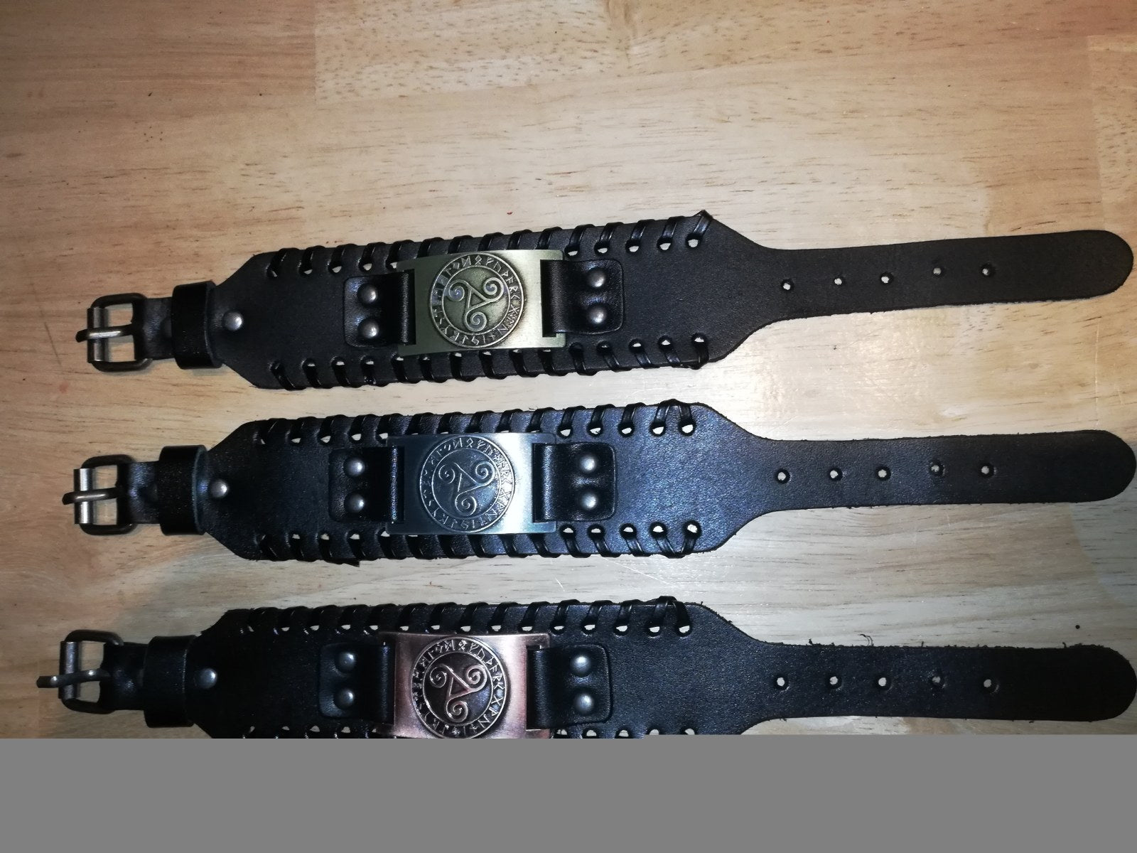 Zwart lederen armband met bronskleurig BDSM logo - SM - speeltjes