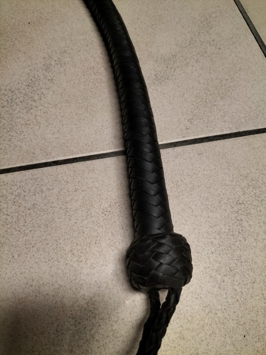 Zwarte snake whip met blond koeienhaar - SM - speeltjes
