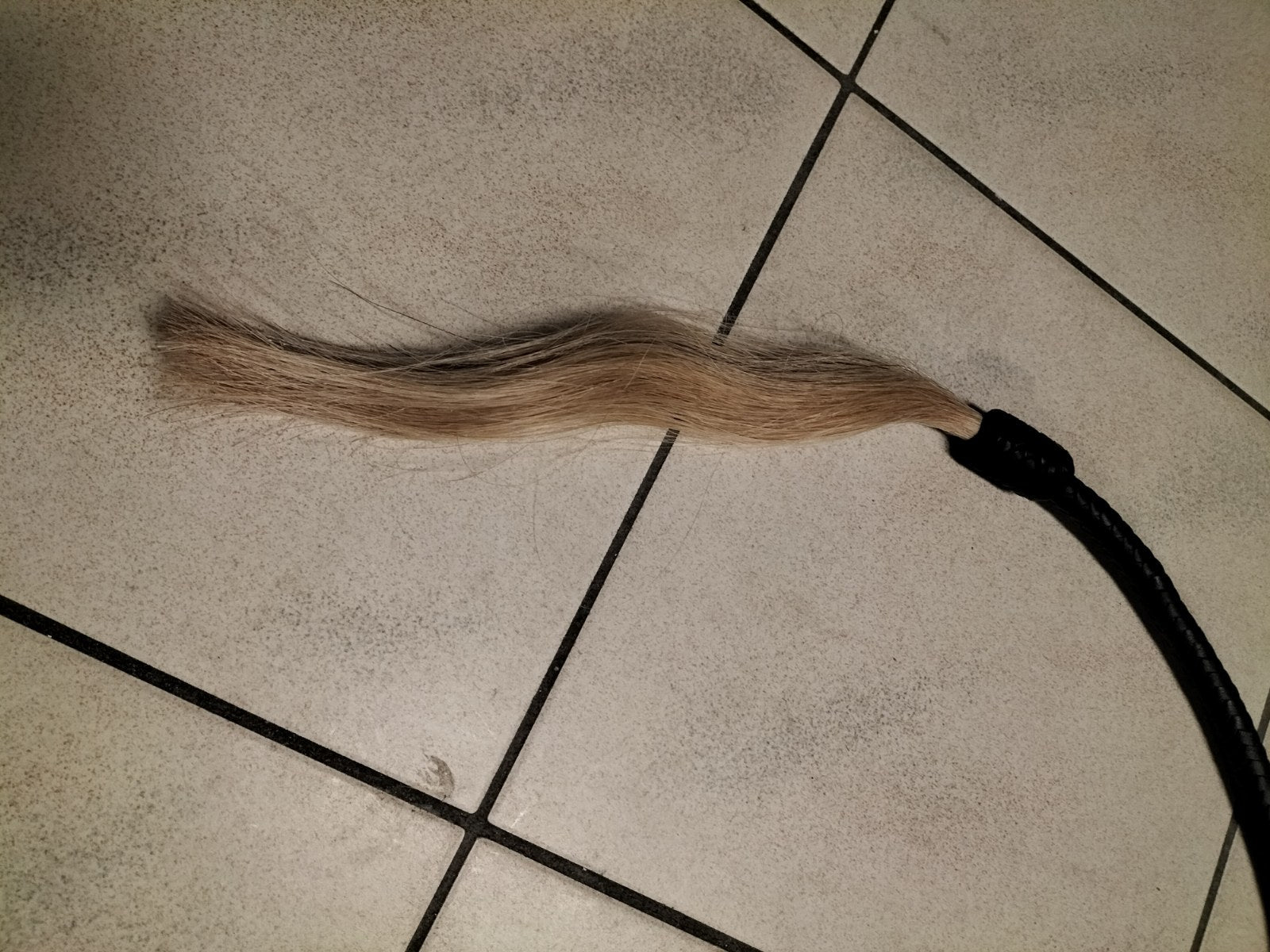 Zwarte snake whip met blond koeienhaar - SM - speeltjes