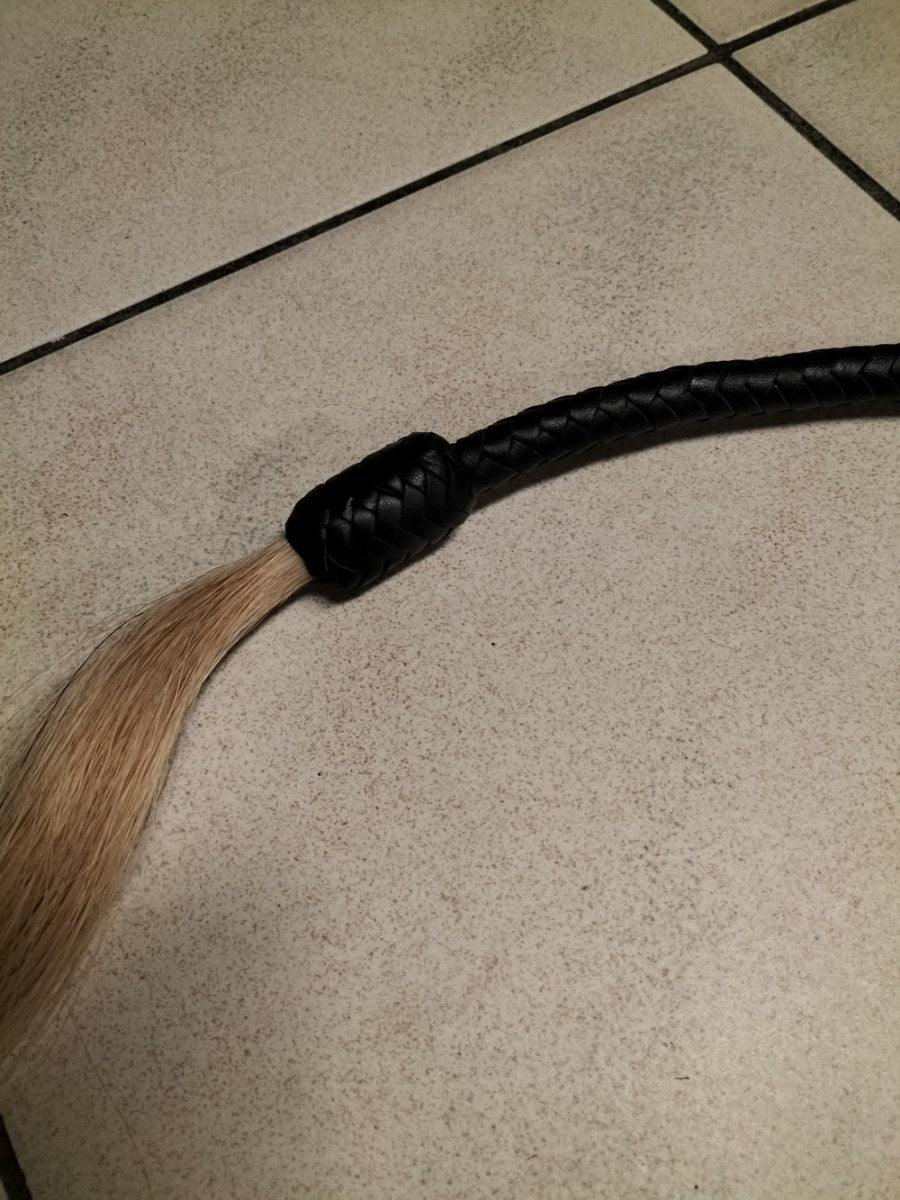 Zwarte snake whip met blond koeienhaar - SM - speeltjes