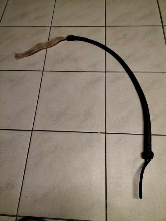 Zwarte snake whip met blond koeienhaar - SM - speeltjes