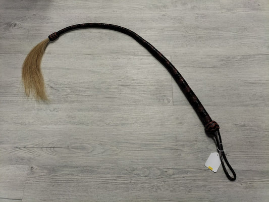 Zwart/rode snake whip met blond koeienhaar - SM - speeltjes